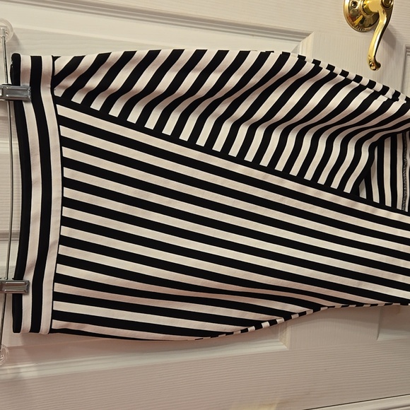 Womens high low flattering skirt. Black and white, express size 6 - Picture 2 of 4